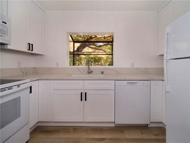 Photo - 1175 Glenneyre St