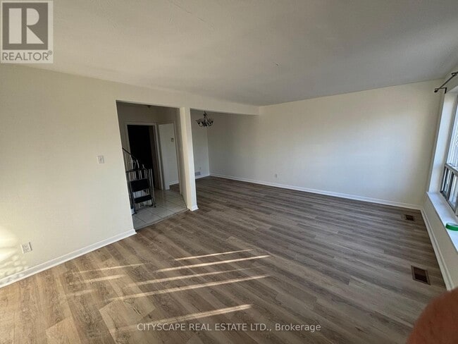 Photo - 116 Guildwood Pkwy