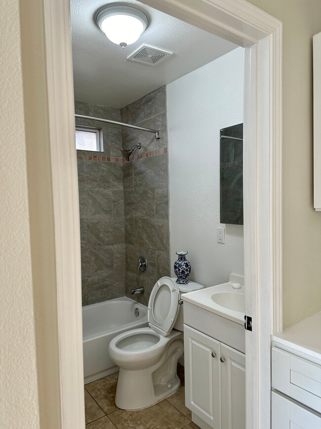 Photo - 3828 W 105th St Unidad Front Home