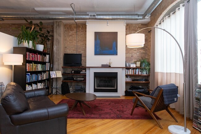 Building Photo - 1801 W Larchmont Ave Unit 208