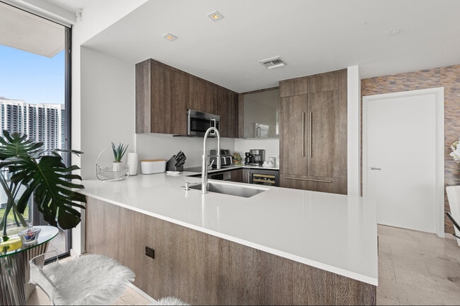 Photo - 950 Brickell Bay Dr