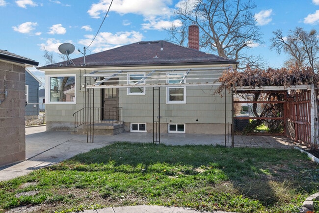 Photo - 840 W Montague Ave