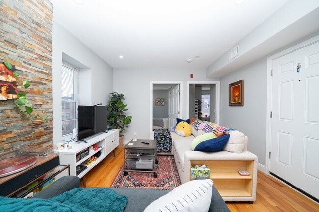 28 Chelsea St Unit 3