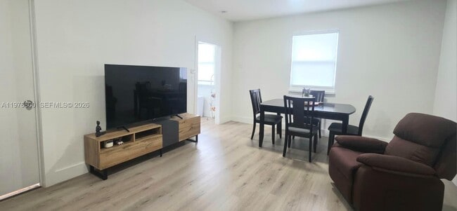 Building Photo - 2546 SW 8th St Unit 200