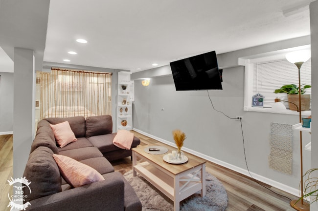 Photo - 2438 N Maplewood Ave Unidad Garden