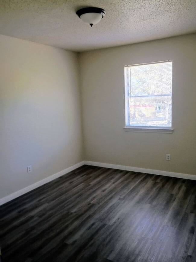 Photo - 301 Erby Ave Unidad C