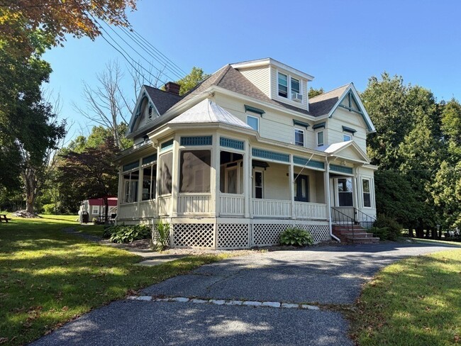 Building Photo - 666 Pleasant St Unit 1 Rental