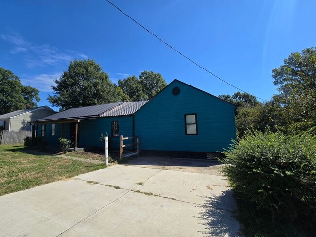 Building Photo - Downtown Greensboro Stunner – Fully Renova... Rental