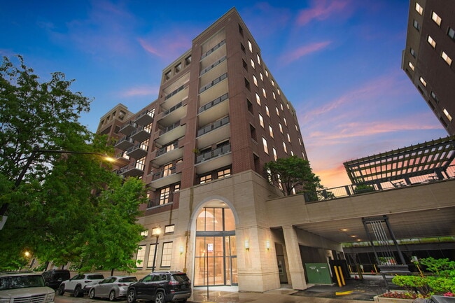 Building Photo - 811 W 15th Pl Unit 502