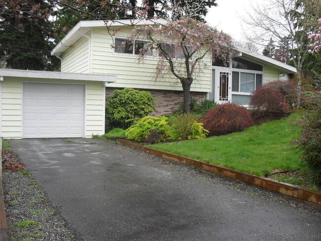 Lovely 4BR 1.75BA Bellevue Tri-Level Home - Lovely 4BR 1.75BA Bellevue Tri-Level Home