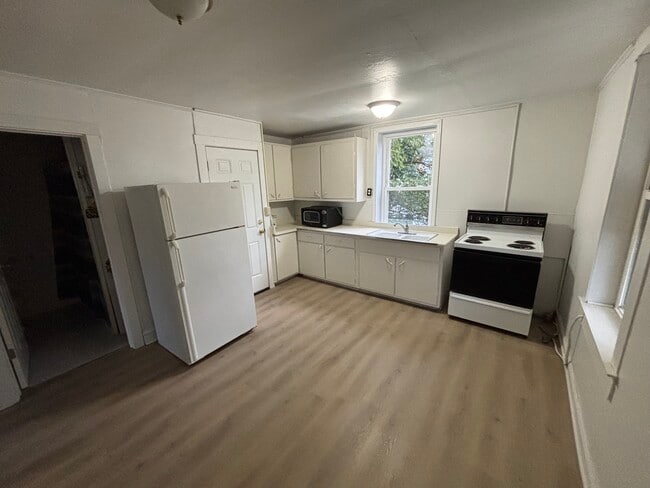Building Photo - 178 Sassafras St Unit #1