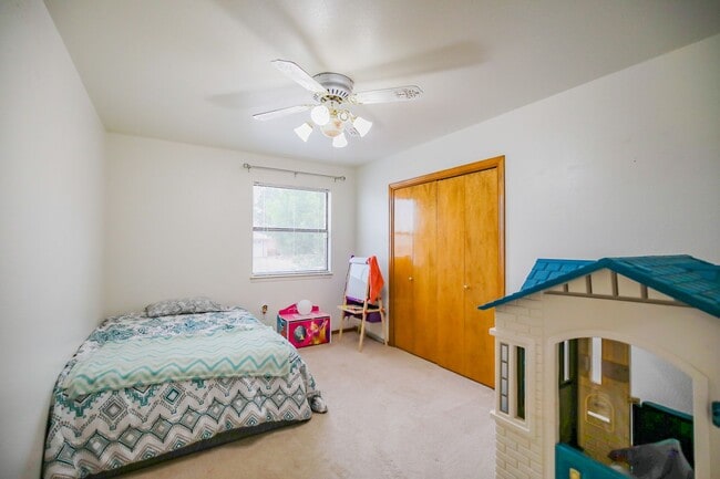 Photo - Spacious 3 Bedroom 2 bath with Solar Panels