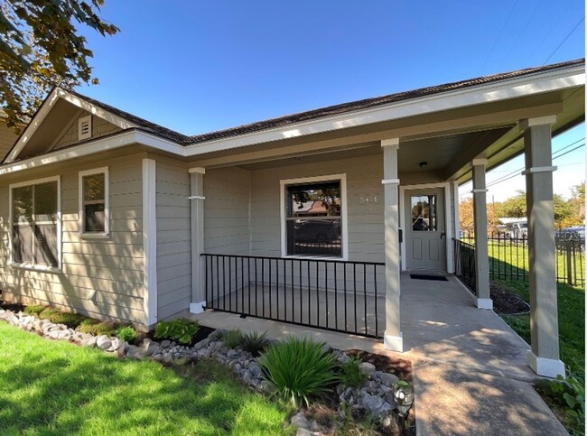 Building Photo - 4Bed/2Bath House w/ detached 2 car garage
