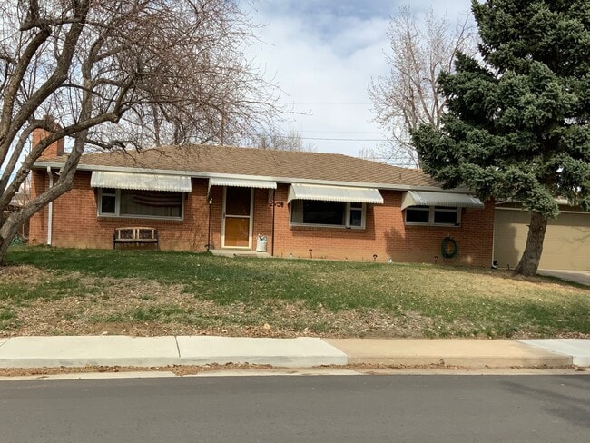 Building Photo - 2408 Lake Dr