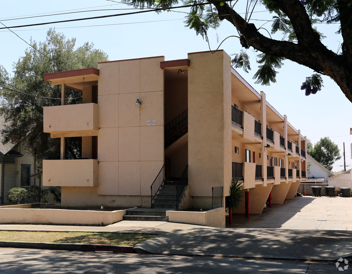 The Aristocrat Apartments - The Aristocrat Apartments