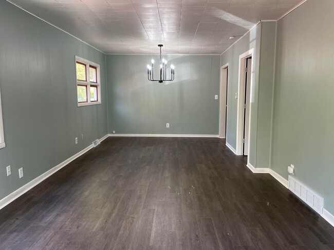 Photo - Inviting, Sunroom, Garage. PETS WELCOME
