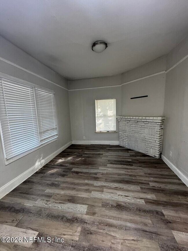 Photo - 1050 8th St W