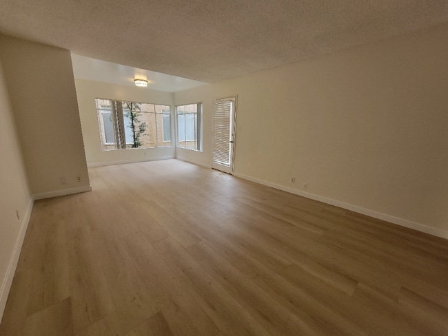 Photo - 13531 Wyandotte St Unidad 9