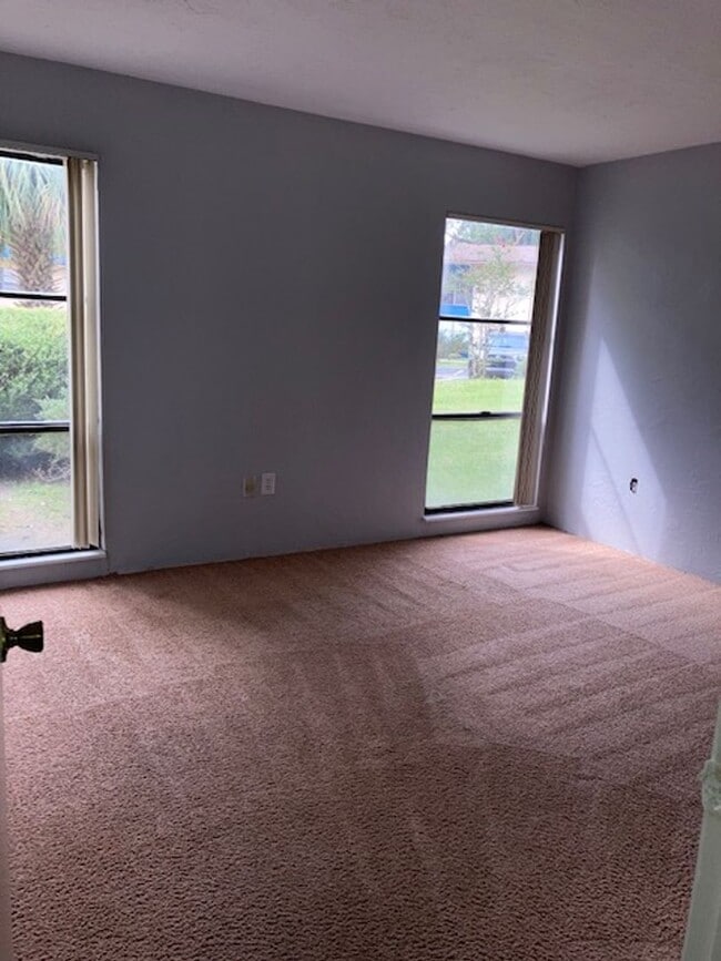 Photo - * MOVE IN SPECIAL * 1/2 OFF 2ND MONTH'S RENT!! Location, location, location! 876 SF Unit- 1 bd/ 1...