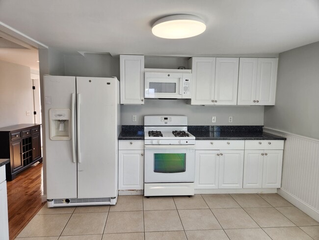 Building Photo - 17 Roundy St Unit 2