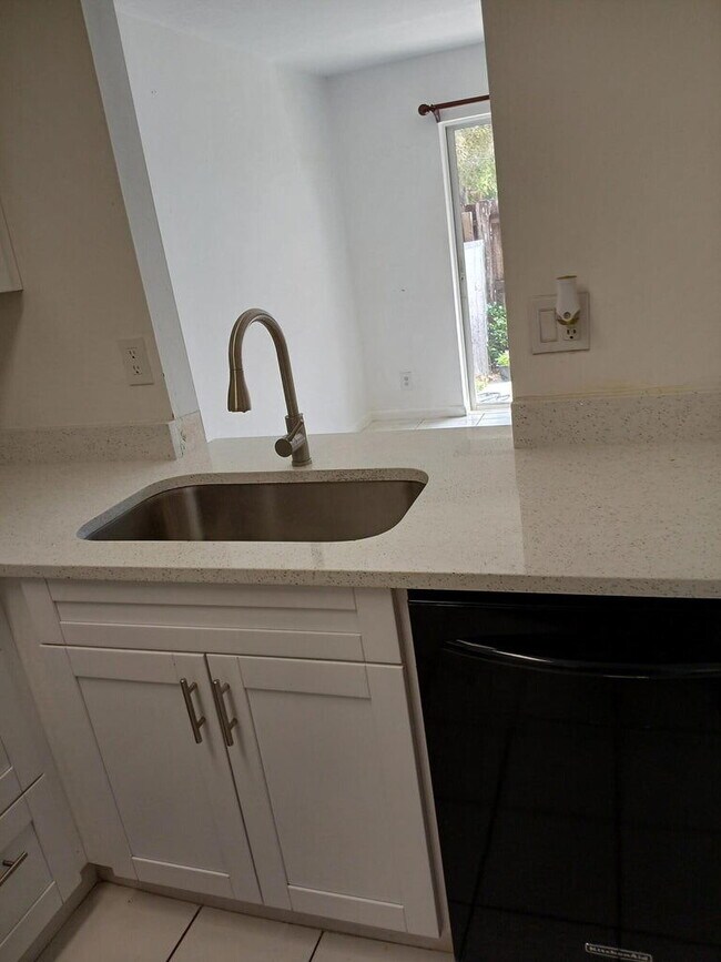 Photo - 441 Cypress Way W