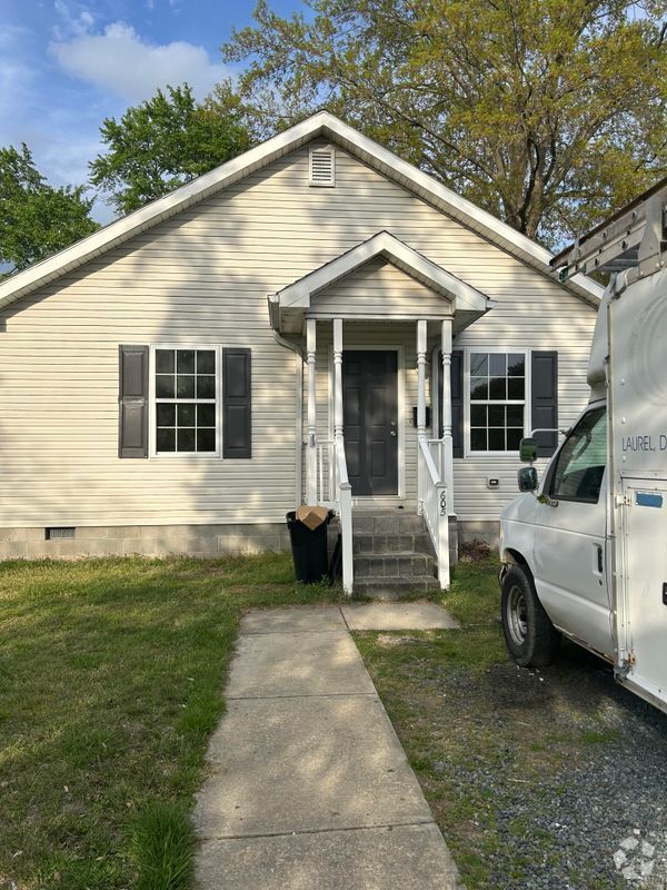 Building Photo - 605 N Phillips St Rental