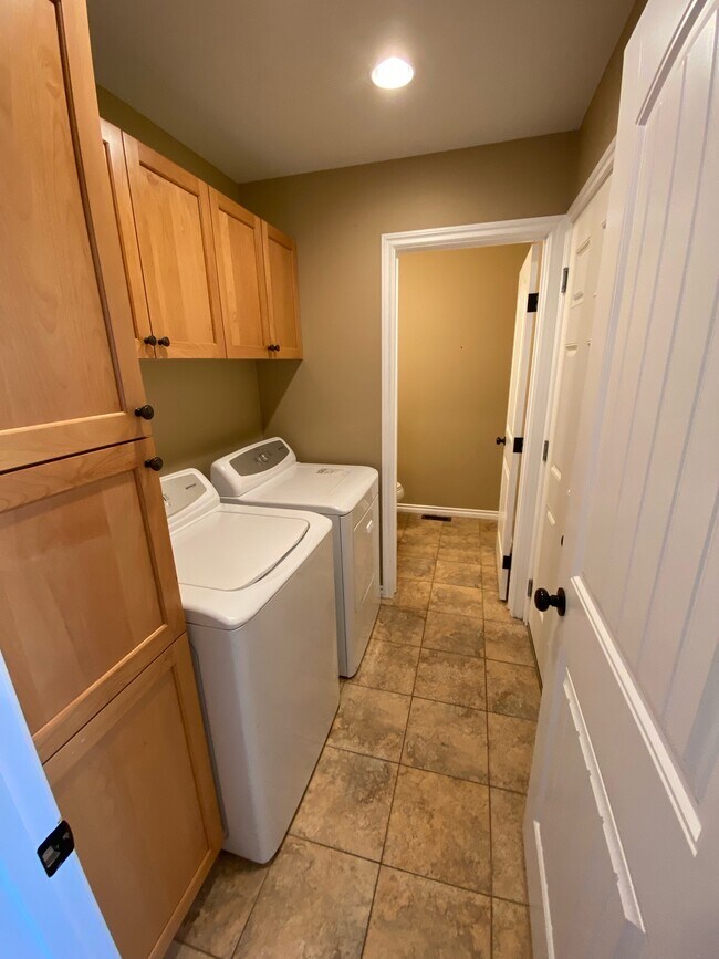 Photo - 11720-11102 102 St