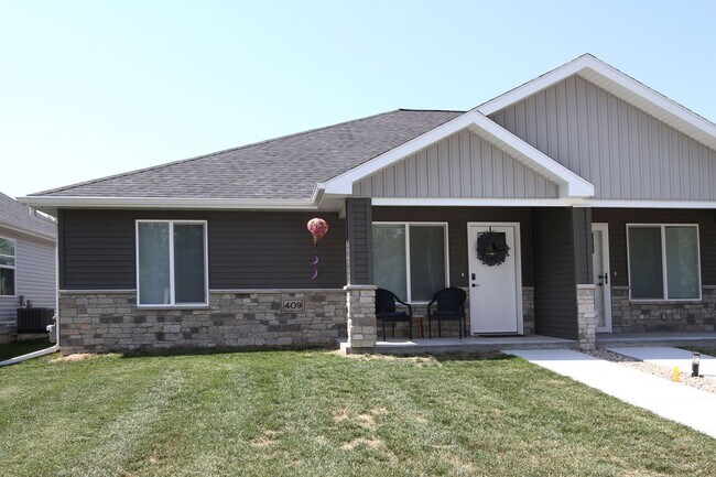 Photo - Beautiful Furnished Townhouse -Shorter Ter...