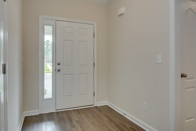 Photo - 347 Norwich Dr