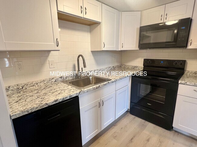 Photo - Stunning 2 Story townhome w/ outdoor Maintenance provided Unit y Villa Apts - 907
