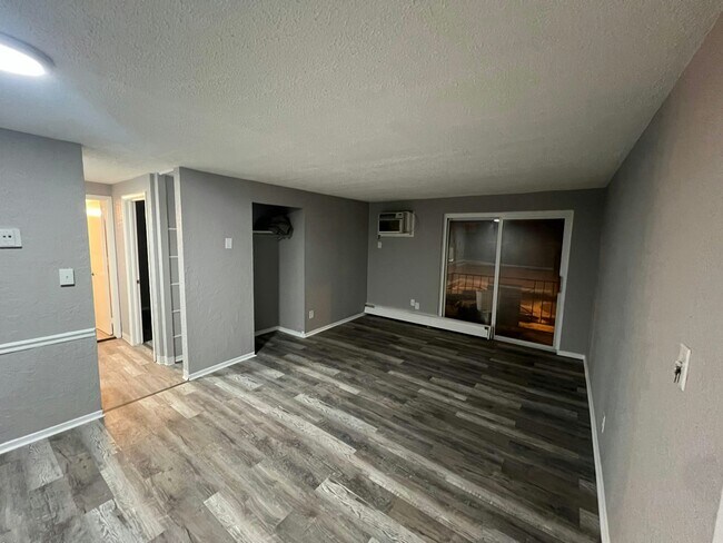 Building Photo - 13430 Euclid Ave Unit 208