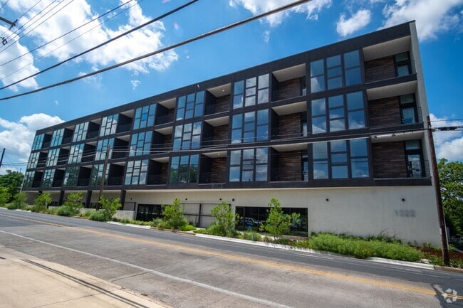 Building Photo - 1322 E 12th St Rental