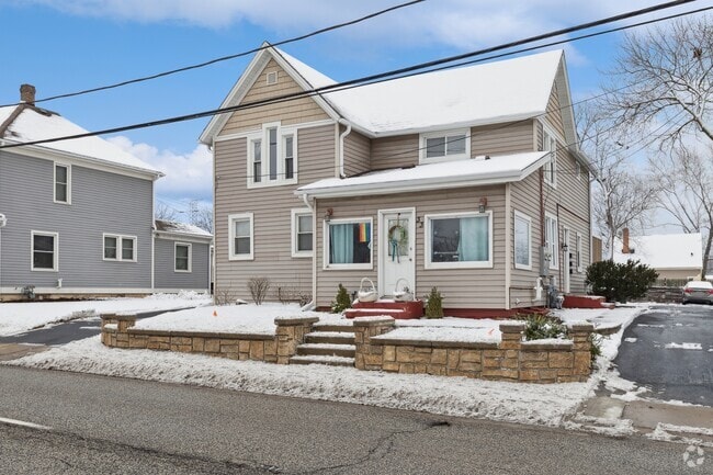 Building Photo - 33 E Main St Rental