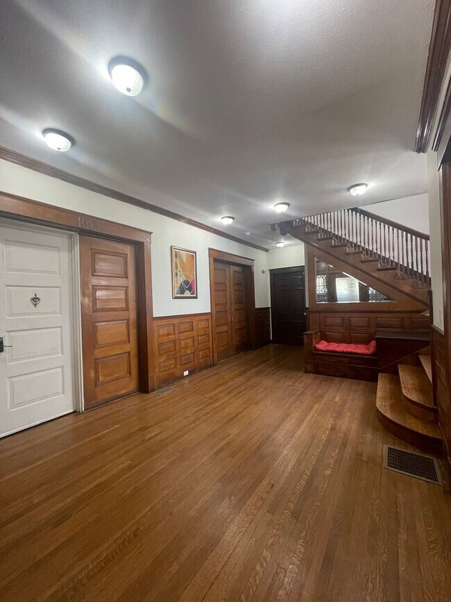 Photo - Beautiful Victorian One Bedroom Suites Unidad 1856 E. 89th 101/201/302