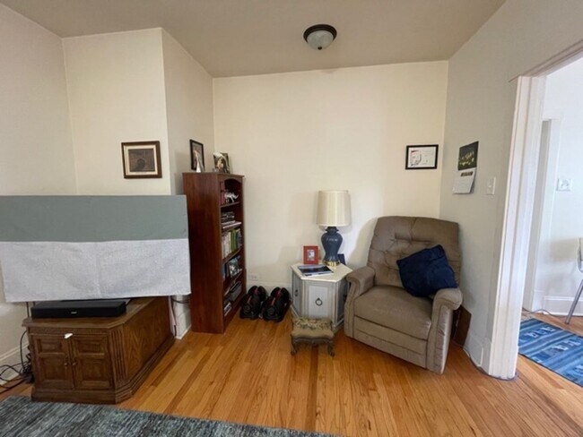 Building Photo - Incredible High First Floor Unit 1F