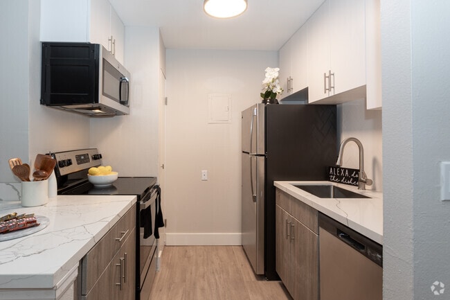 2BR, 1.5BA - 923SF