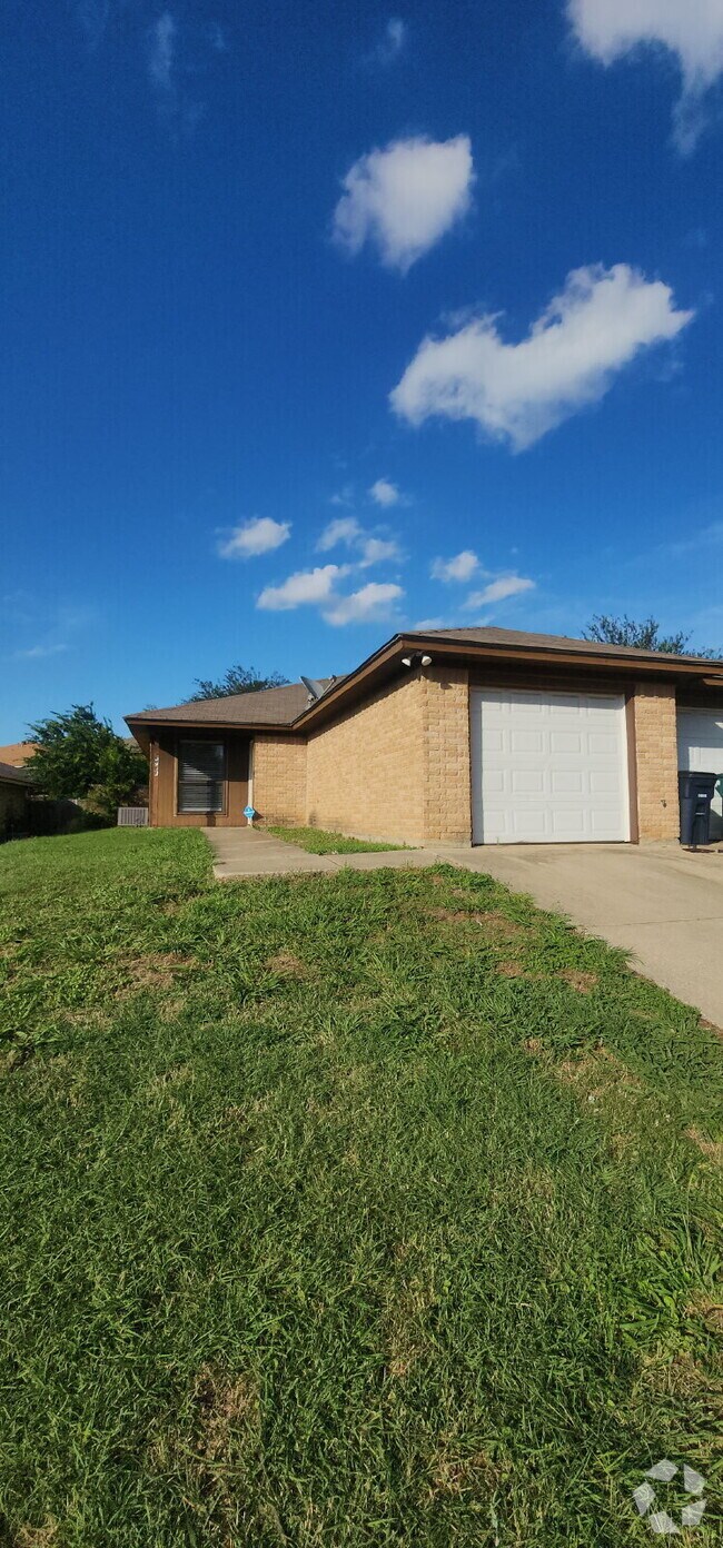 Building Photo - Charming 2 Bed/ 1 Bath Duplex with a Garag... Rental