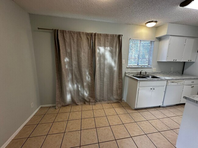 Photo - Samuelson Properties 2 (310 Craigmont Dr) Unidad B