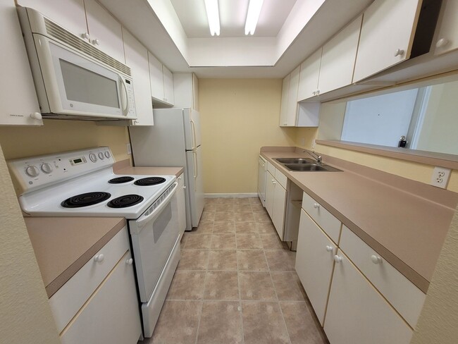 Building Photo - 2824 S Bartell Dr