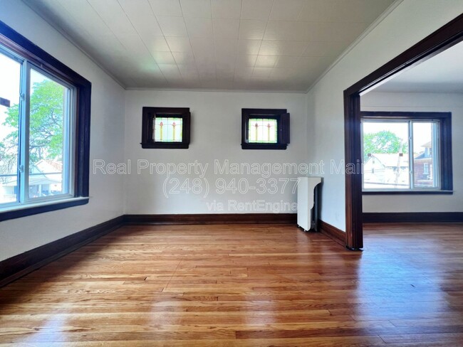 Photo - 7107 St John St
