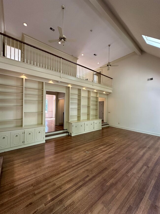 Photo - 320 River Oaks Rd N