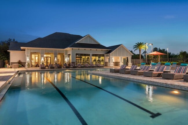 Luxe Lakewood Ranch: piscina del centro vacacional con líneas de entrenamiento - Luxe Lakewood Ranch Apartamentos