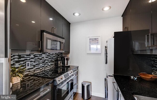 Building Photo - 955 26th St NW Unit 506