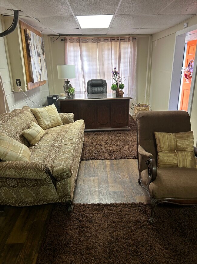 Living room - 408 Hughes Ave Unidad Basement Apartment