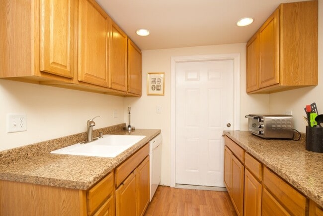 Photo - 931 W Newport Ave Unit J03W