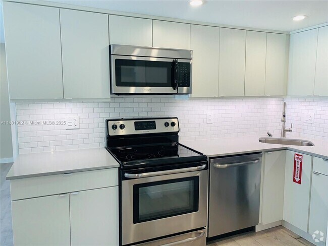 Building Photo - 2412 NE 26th St Unit 5 Rental