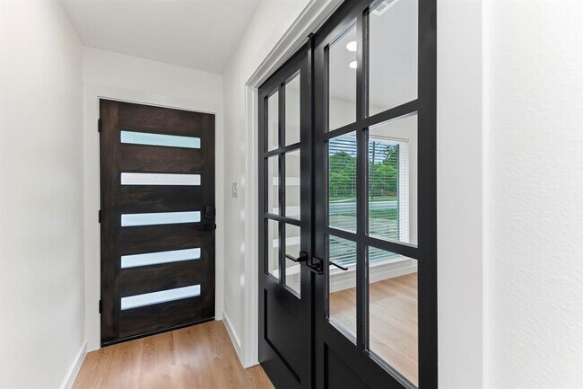 Photo - 2914 Loyola Ln