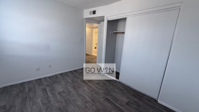 Building Photo - 3 Bed/ 1 Bath Townhouse - W/ Washer Dryer