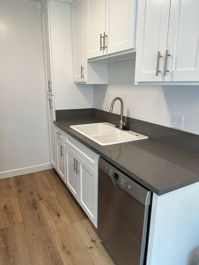 Kitchen - 1328 Barry Ave