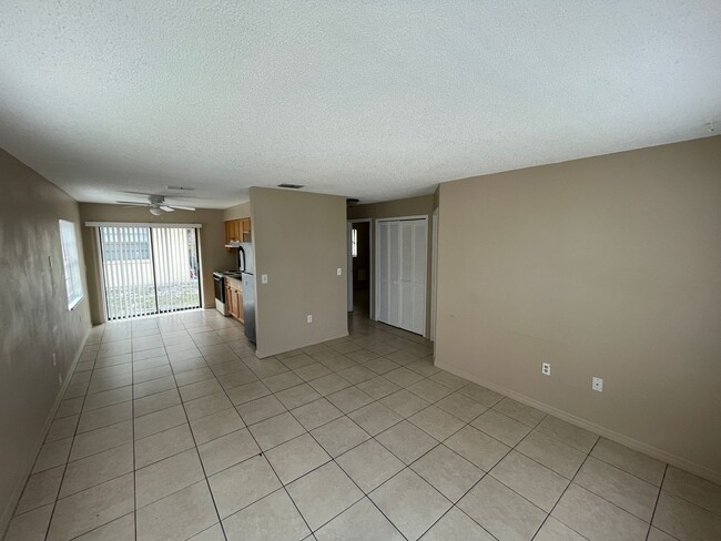 Building Photo - 5407 Maple St Unit 1